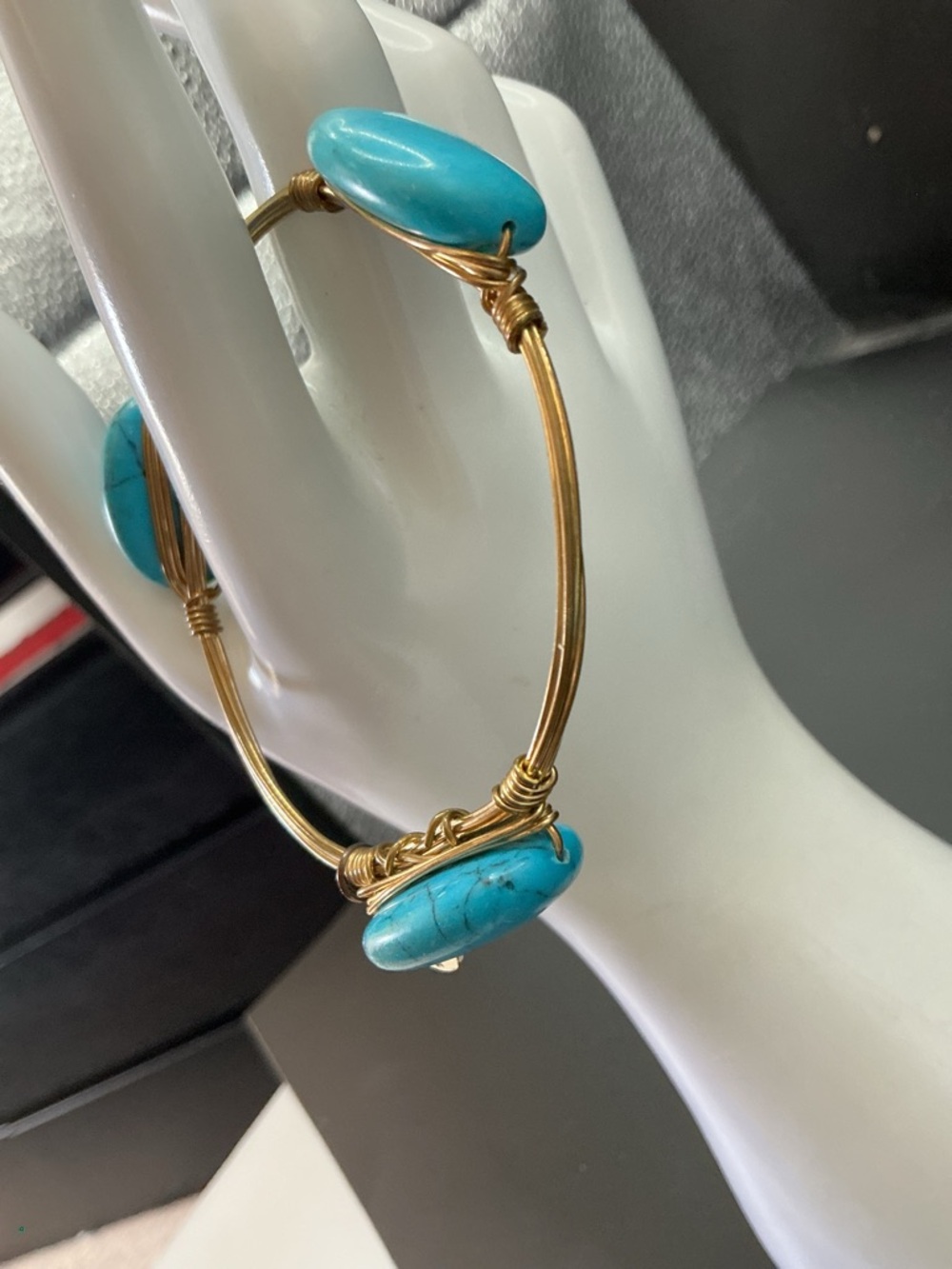 BOURBON AND BOWTIES FAUX TURQUOISE GOLD TONE WIRE WRAP BANGLE BRACELET - Picture 4 of 4